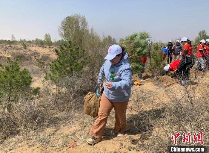 图为当日植树活动现场。　奥蓝 摄