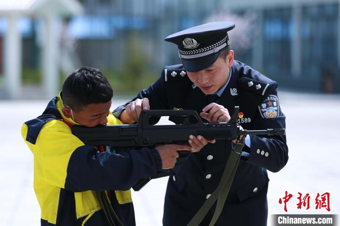 移民管理警察向学生展示警用装备。　肖富贵 摄