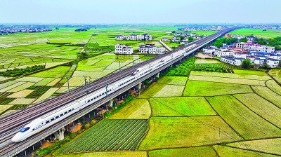 【大美中国】田野上飞驰而过的动车