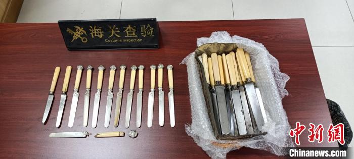 被查获的带有象牙制品的餐刀 陈婷 摄