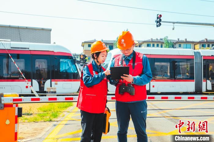 图为国网北京海淀供电公司人员对旅游景点重点轨道交通用电线路进行巡视。　王洋 摄