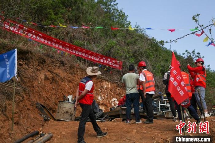 图为中国地震科学实验场凉山片区工程正在进行综合形变观测山洞工程勘查。　刘忠俊 摄