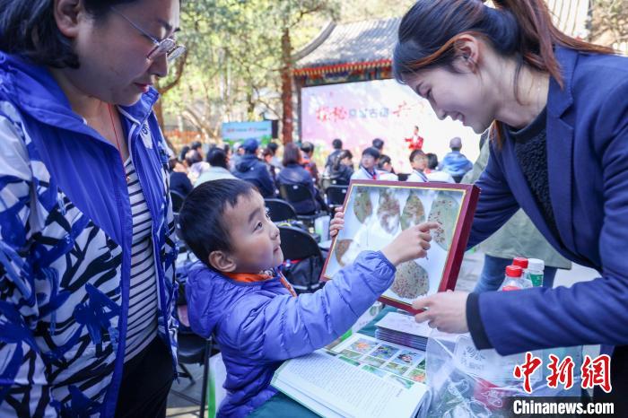 图为北京市公园管理中心2023年生物多样性保护科普宣传月活动。　刘涛 摄