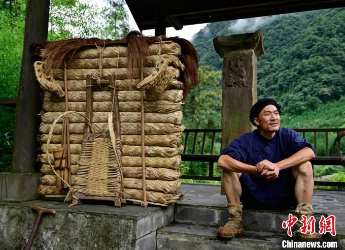 朱恒彬走在茶马古道上歇脚。　受访者供图