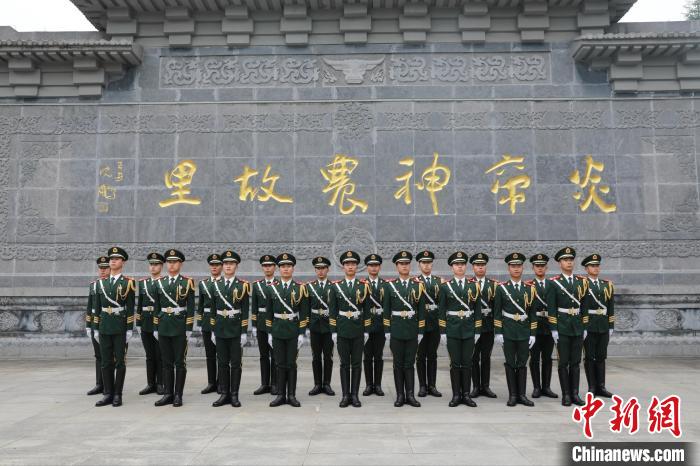 寻根节礼兵集训(右五为李林雨) 武警湖北总队供图