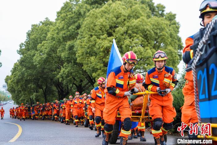 接到总队拉动后，徐汇支队地震轻型救援队60余人立即响应集结。　上海市徐汇区消防救援支队供图