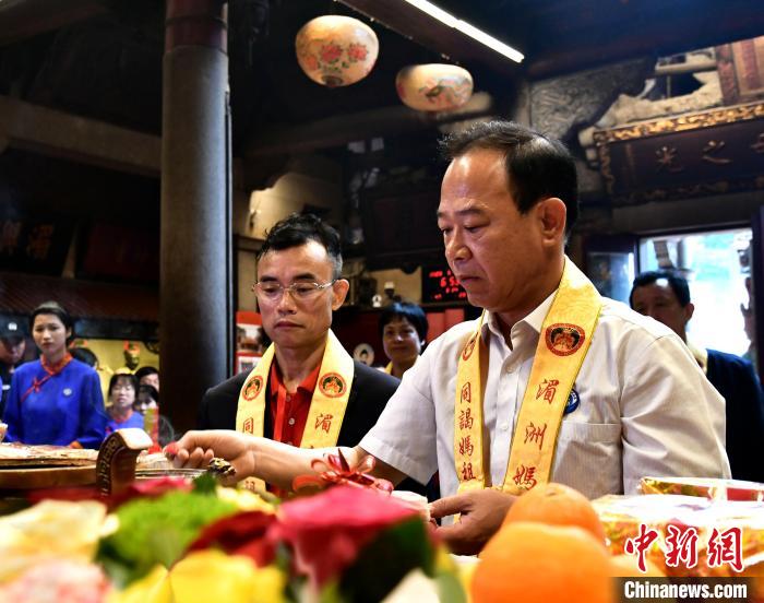 图为：湄洲妈祖祖庙董事会董事长林金赞为泰国泉州晋江联合总会割香掬火。　湄洲妈祖祖庙供图