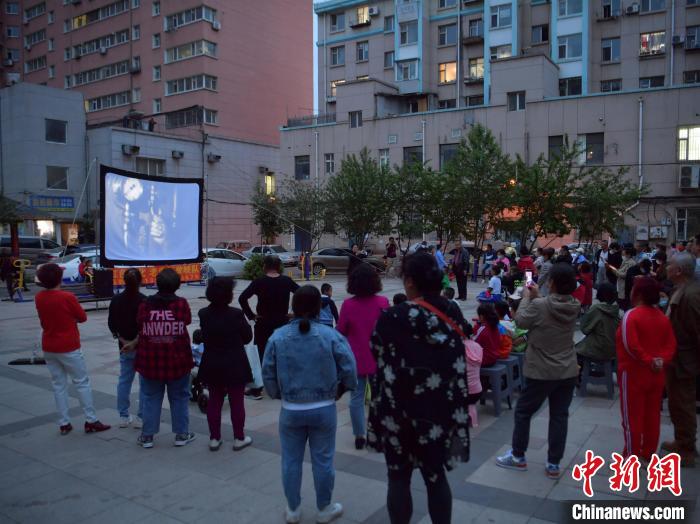 夜幕降临，市民正在观影。　刘栋 摄