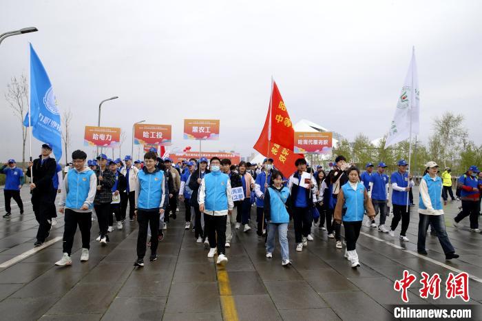 伴随着发令汽笛鸣响，3000余名哈尔滨青年开始徒步。　姜辉 摄