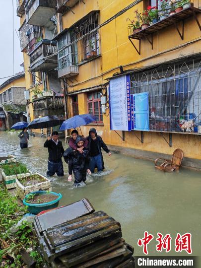 邵武水北街道干部背出受困民众。　张丽君 摄