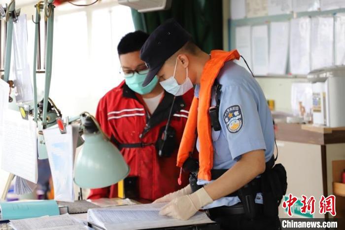 民警登轮查验台北快轮。　李宗艺 摄