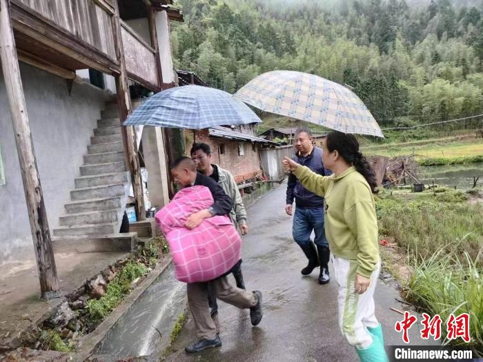 邵武城郊镇组织人员劝离低洼危险地区的居民，并协助人员转移。　陈春花 摄