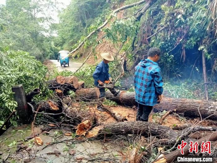 暴雨致邵武部分道路塌方，当地村民正在自抢自修。　陈春花 摄