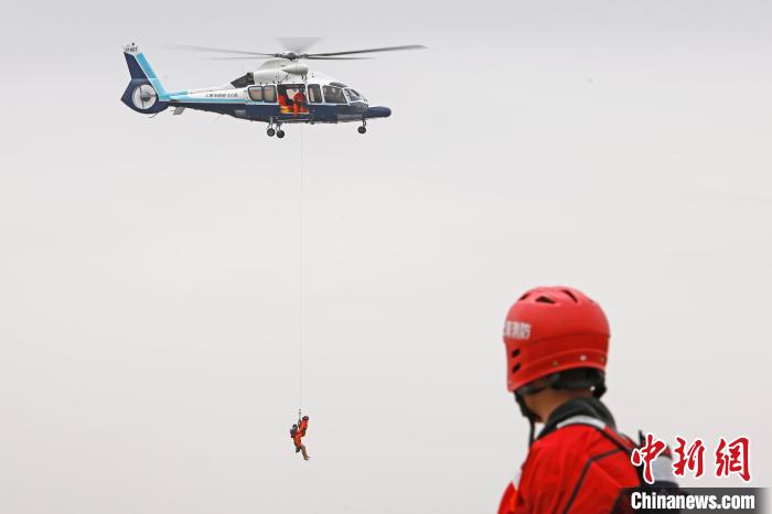 上海市公安局警务航空队出动警用直升机参与水上搜救演练。　殷立勤 摄