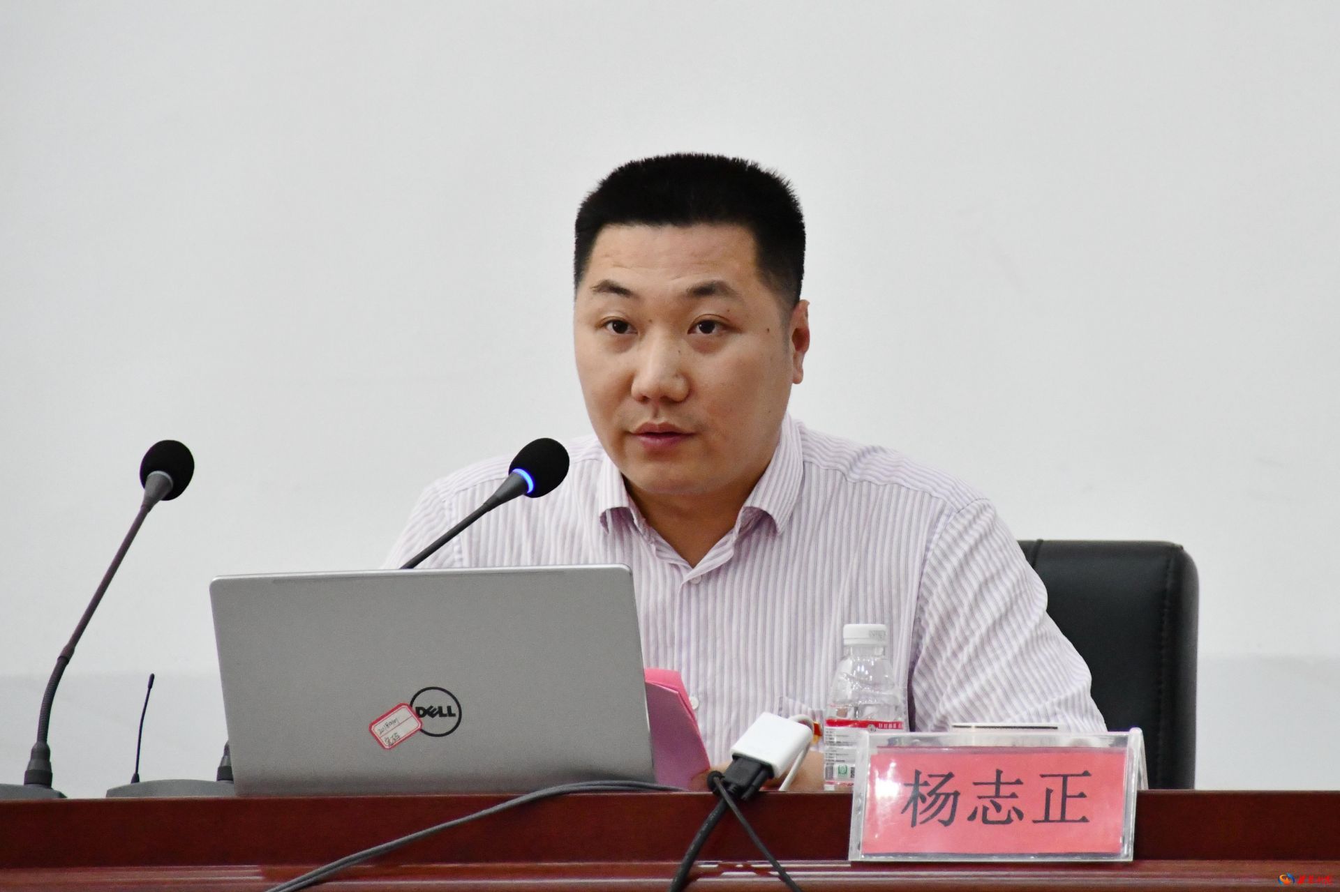杨志正在兴国县思源实验学校上思想政治理论课