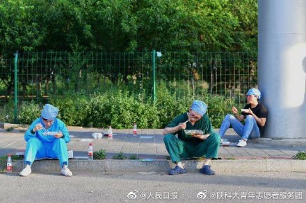 感谢他们在烈日下守护居民健康，也请一定要保护好他们！