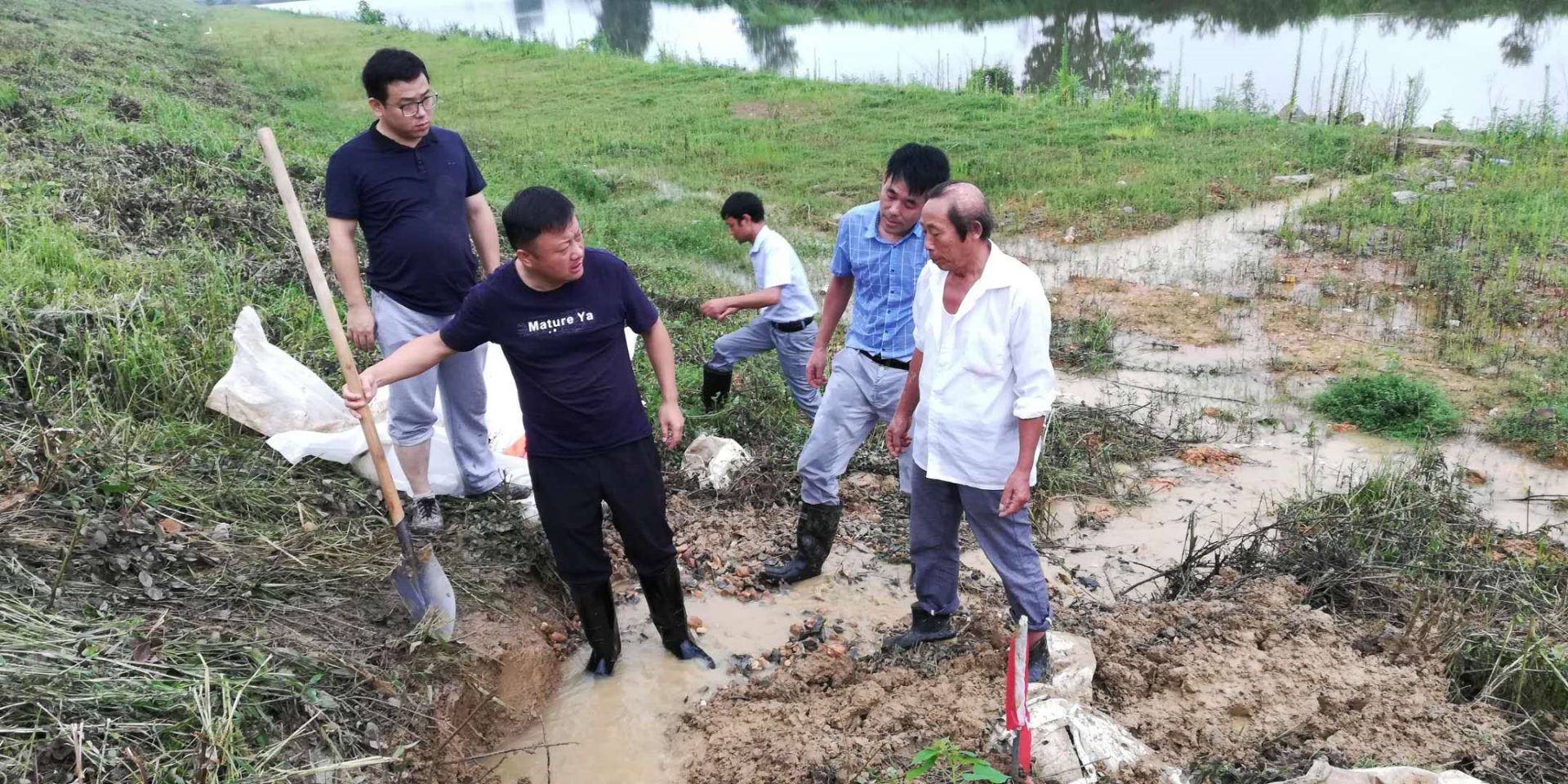 三汊港鎮幹群一心克洪荒