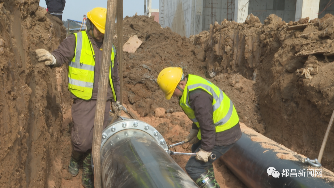 12月16日,宏升新材料项目施工现场,工人们正在对给排水管道进行预埋