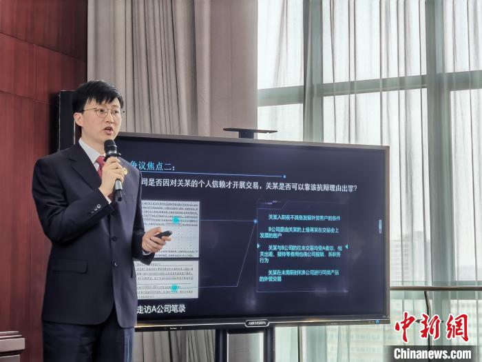 办案人员现场讲述案件。 鲍梦妮 摄 办案人员现场讲述案件。 鲍梦妮 摄