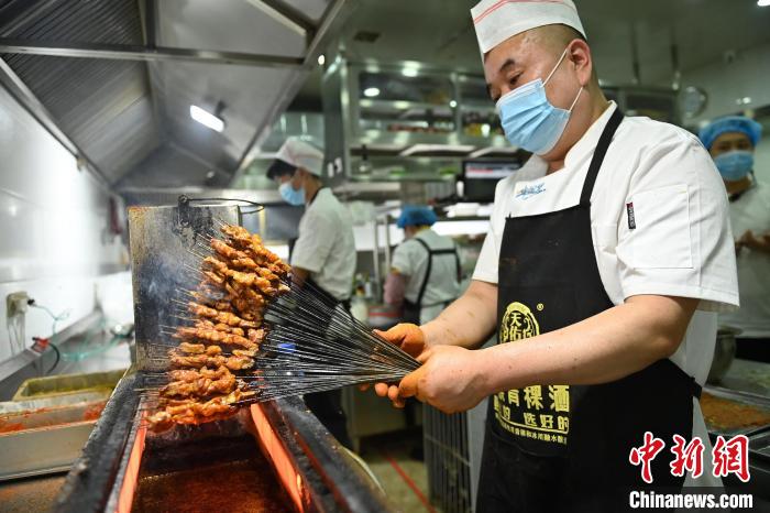 图为烤肉师傅在制作嘉峪关烤肉。　李亚龙 摄