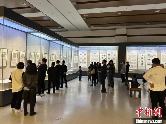 图为民众参观此次联合展。　杨艳敏 　摄