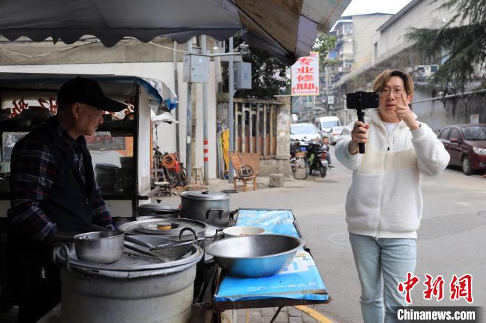 在成都某老社区寻觅美食的朴大一。　王磊 摄