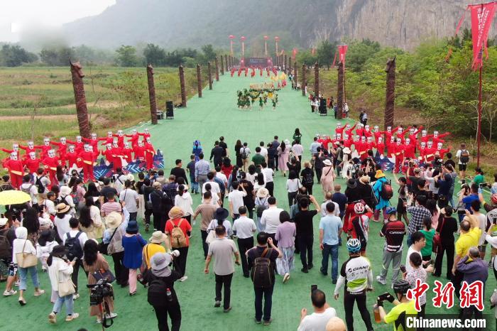 图为游客体验广西特色民俗风情。 花山岩画景区供图 图为游客体验广西特色民俗风情。 花山岩画景区供图