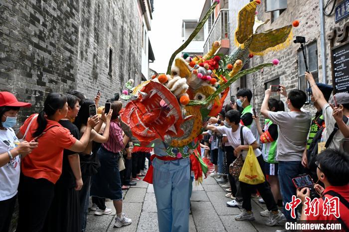 广州番禺沙湾飘色巡游 陈骥旻 摄