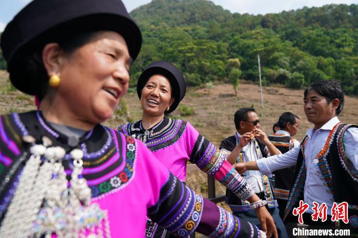 图为当地民众在仪式现场载歌载舞。　刘冉阳 摄