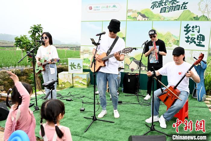 活动当天，还举办了“乡约坂里”首届田园音乐节等配套项目，将活动的热闹氛围拉满一整天。　张金川 摄