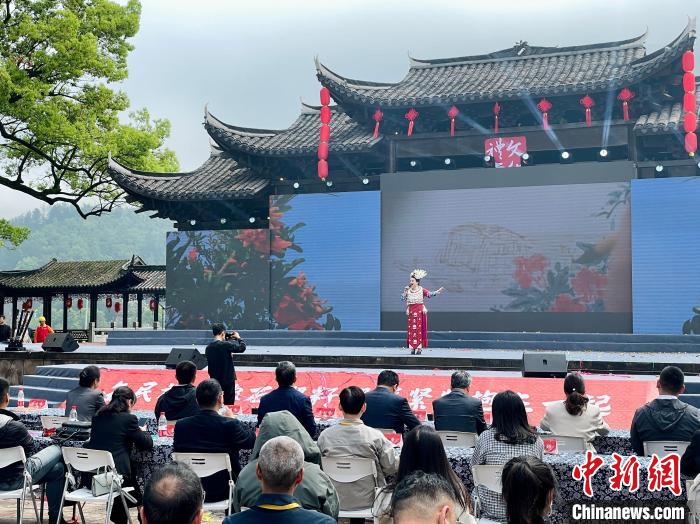 浙江省民族团结进步促进会副会长朱玲燕演唱《石榴花开》。　张斌 摄