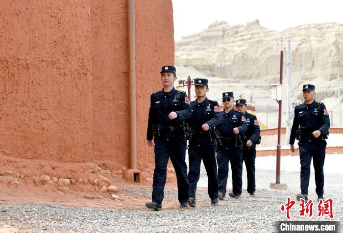 托林边境派出所民警在辖区巡逻。　李林 摄