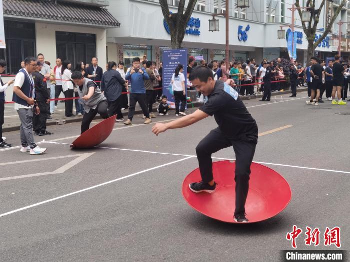 “摇锅”比赛现场 周健 摄