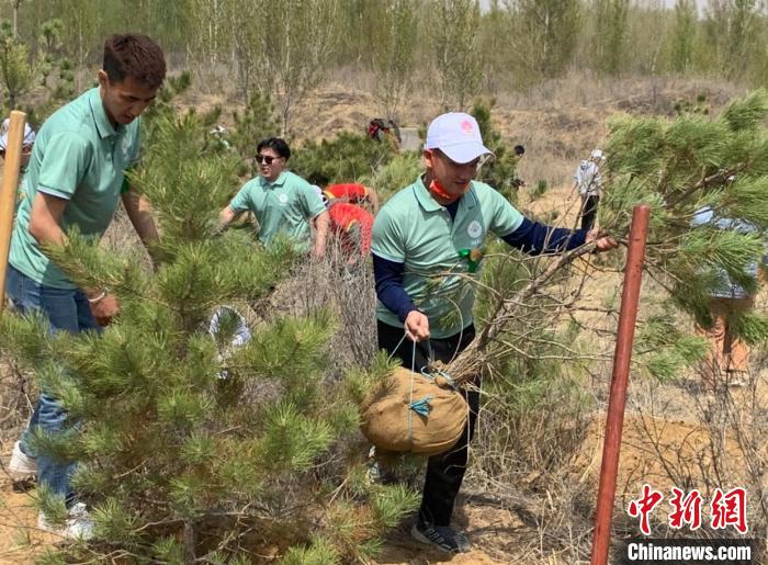 图为当日植树活动现场。　奥蓝 摄