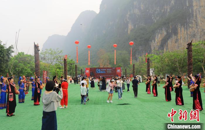 图为游客体验广西特色民俗风情。 花山岩画景区供图 图为游客体验广西特色民俗风情。 花山岩画景区供图