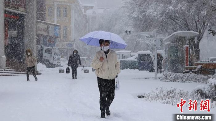 阿勒泰市民冒雪出行。　付浩东 摄