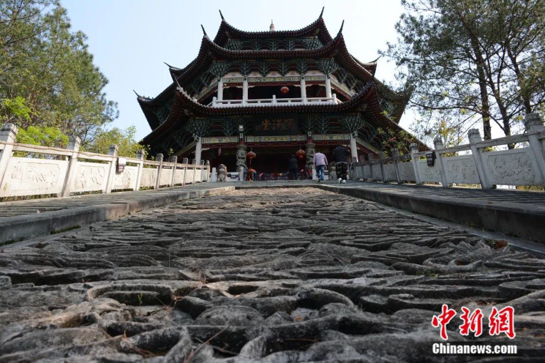 ▲位于金华市金东区的大佛寺，距今已有近1500年历史，寺院古佛院中供奉的石刻释迦牟尼佛为中国著名的古代四大石佛之一。摄影/黄云鹏