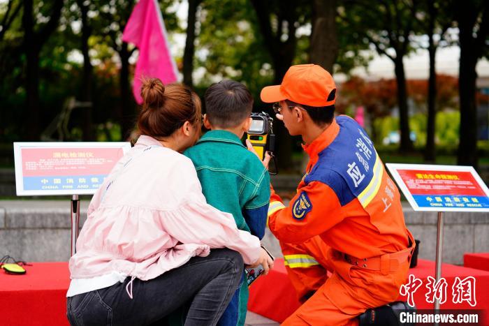 当日活动吸引了大量市民参观体验。　上海市徐汇区消防救援支队供图