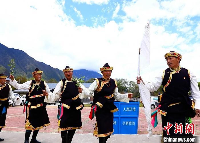 图为村民在载歌载舞过望果节。　曲扎 摄