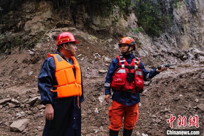 图为救援突击小组勘察现地。　司寒杰 摄