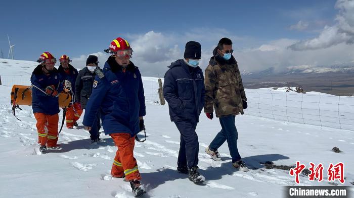 图为消防救援人员带领被困人员从安全路线徒步下山。　青海消防供图