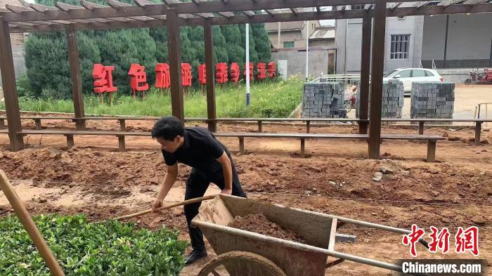 一年下来，白冰干农活的水平提高了不少。　曹亚丽 摄