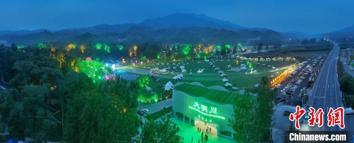 房车露营基地夜景 白云飞 摄