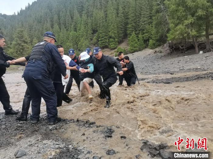 民警穿越冰冷刺骨的河水救援群众。　侯檑 摄