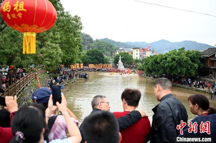 不少游客前来观看“妈祖出海”。　张金川 摄