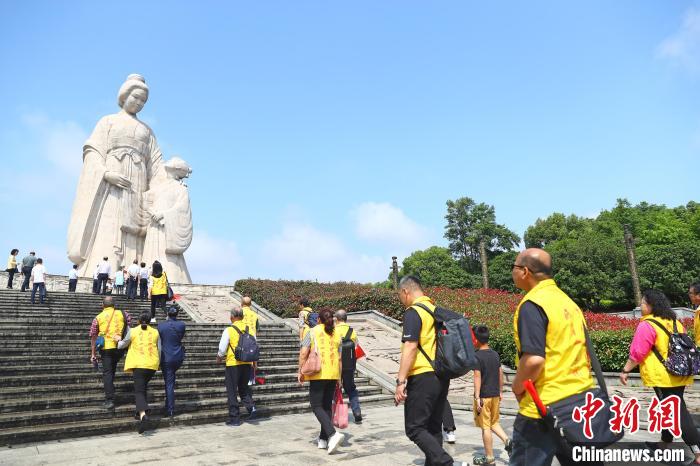 图为5月17日，中华反独促统和平协会总会长朱纪玮一行来到位于江西省九江市柴桑区的中华贤母园参访。　刘占昆 摄