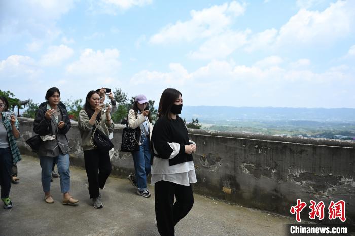 重庆坠亡姐弟母亲陈美霖11日中午来到天台寺，告慰孩子。　陈超 摄