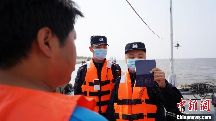 民警对货轮进行出境边防检查。　马宁 摄