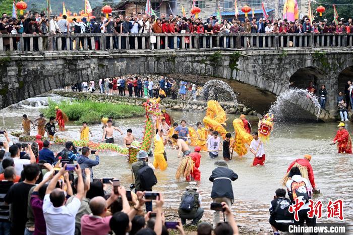 闽南山区的山海文化民俗活动现场人声鼎沸，浓烈而有趣的“妈祖出海”蔚为壮观。　张金川 摄