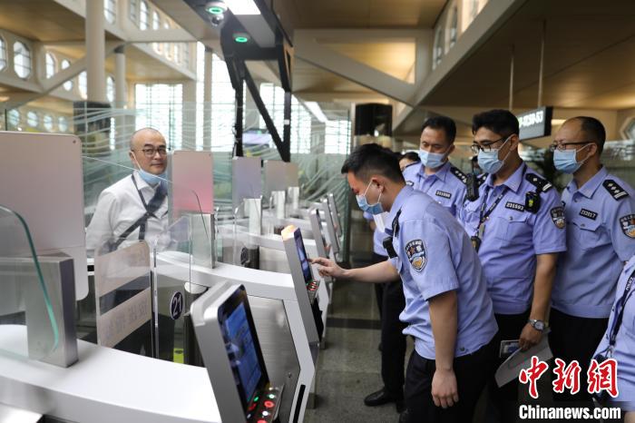 厦门边检总站高崎边检站对高崎国际机场出境快捷通道进行系统测试维护。　郑威 摄